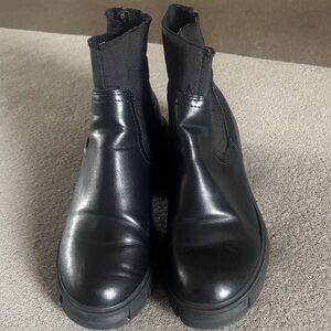 Black Leather Ankle Boots.  SIZE 5.5.  SMOKE FREE HOME.